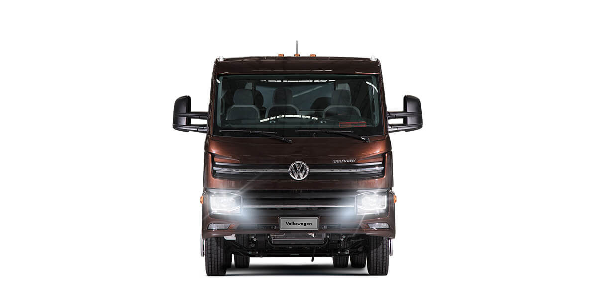 Camión Volkswagen Delivery color marrón mirando de frente sobre fondo blanco
